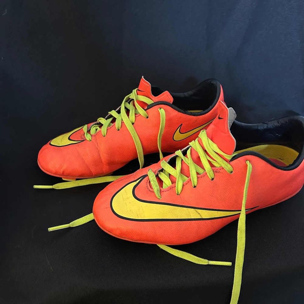 Nike mercurial soccer cleats 2y